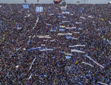 Bloomberg: «Οι Ελληνες βγαίνουν στους δρόμους καθώς ενισχύεται η θύελλα για τη συμφωνία του Τσίπρα για τη Μακεδονία»